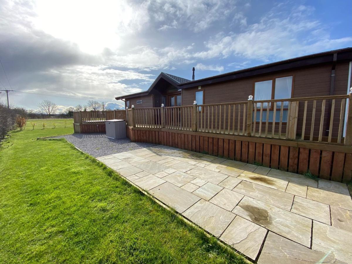 Long Meadow Lodge With Hot Tub モルトン エクステリア 写真